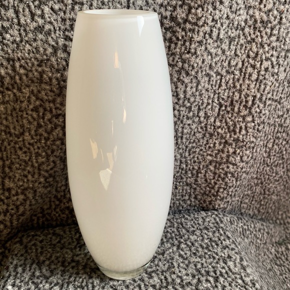 Elegant White Glass Vase - Picture 6 of 6